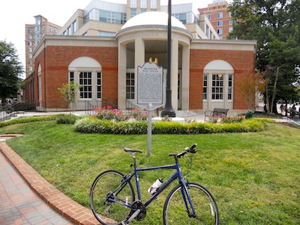 Arlington Post Office Clarendon. Photo by howderfamily.com; (CC BY-NC-SA 2.0)