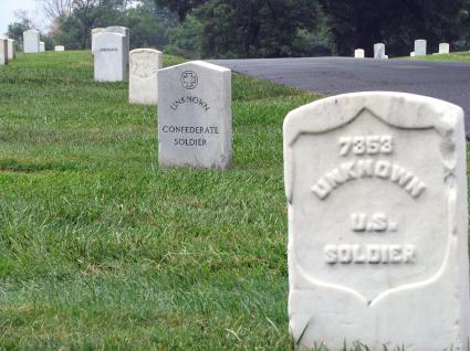 Graves of Unknown Confederate and Union Soldiers at Arlington Cemetery. Photo by howderfamily.com; (CC BY-NC-SA 2.0)