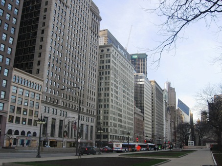 Chicago's Michigan Avenue across from Grant Park. Photo by howderfamily.com; (CC BY-NC-SA 2.0)