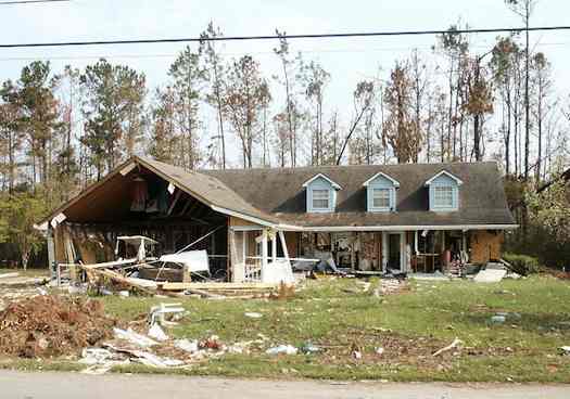Hurricane Katrina Storm Surge in Mississippi. Photo by howderfamily.com; (CC BY-NC-SA 2.0)