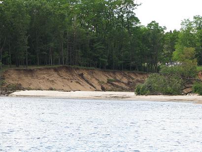 The Breach through which Lake Delton Drained. Photo by howderfamily.com; (CC BY-NC-SA 2.0)
