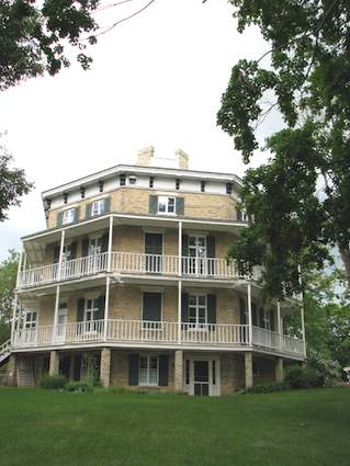 Octagon House in Watertown Wisconsin. Photo by howderfamily.com; (CC BY-NC-SA 2.0)