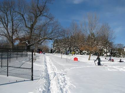 Great Hill for Sledding. Photo by howderfamily.com; (CC BY-NC-SA 2.0)