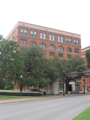 Texas School Book Depository from Dealey Plaza. Photo by howderfamily.com; (CC BY-NC-SA 2.0)