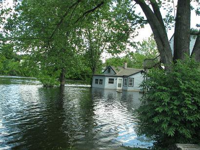 Flooded Home on Crawfish River in Wisconsin. Photo by howderfamily.com; (CC BY-NC-SA 2.0)