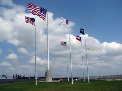 Union and Confederate Flags