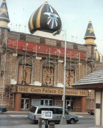 Corn Palace. Photo by howderfamily.com; (CC BY-NC-SA 2.0)